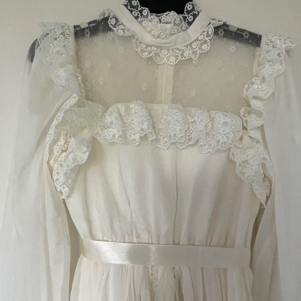 NWOT Beautiful white lace flowy midi dress